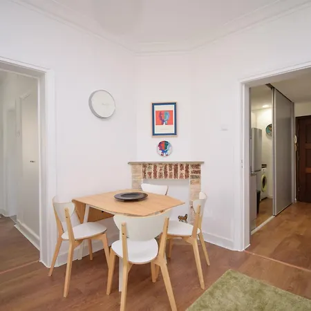 Apartment Charming Near Metro Lisbon