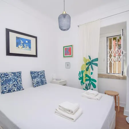 Charming Near Metro Apartman