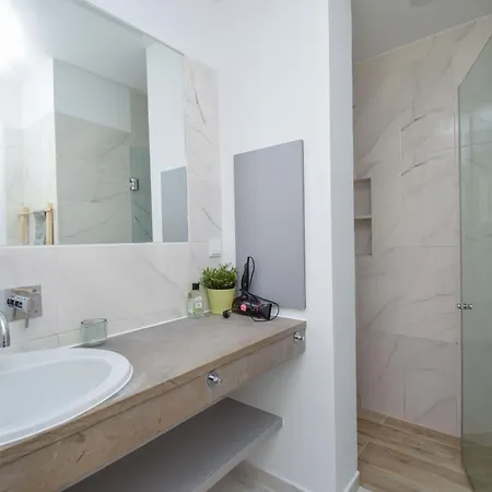 Charming Near Metro Apartman