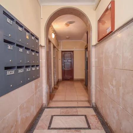 Charming Near Metro Apartman *